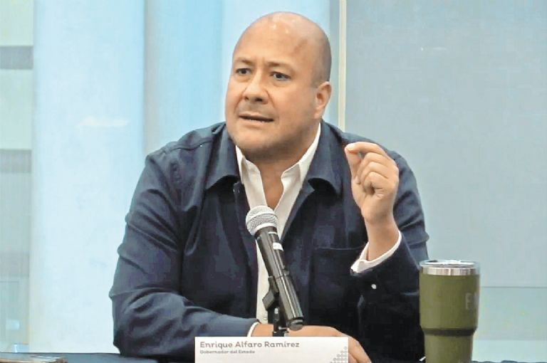 Narcomantas y acusaciones de narcotráfico enredan al gobernador de Jalisco, Enrique Alfaro