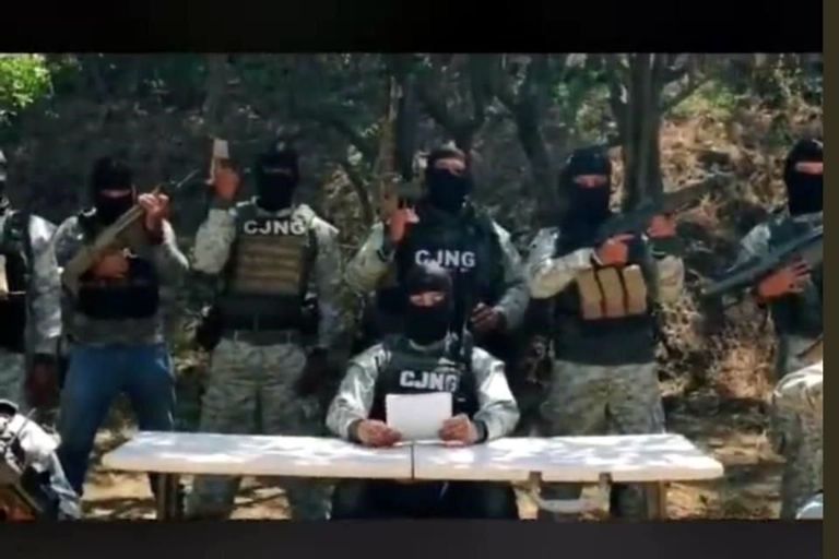 Narcomantas y acusaciones de narcotráfico vinculan al gobernador de Jalisco