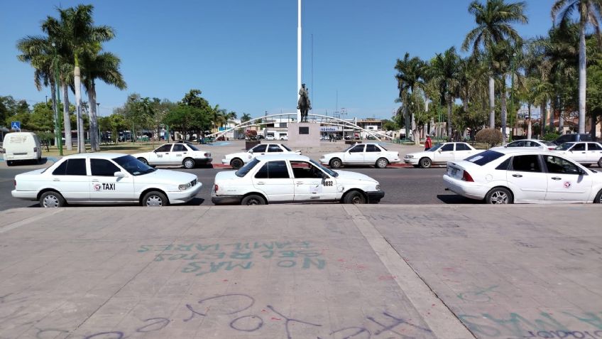 Decenas de taxis ‘Ruleteros’ se manifiestan frente a Palacio Municipal de Cajeme, Sonora