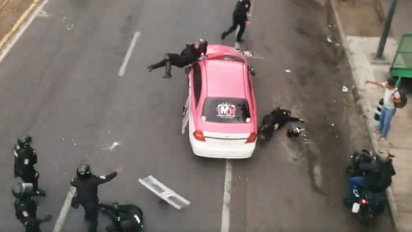 VIDEO: Taxi atropella a policías durante manifestación en la CDMX; hay siete lesionados