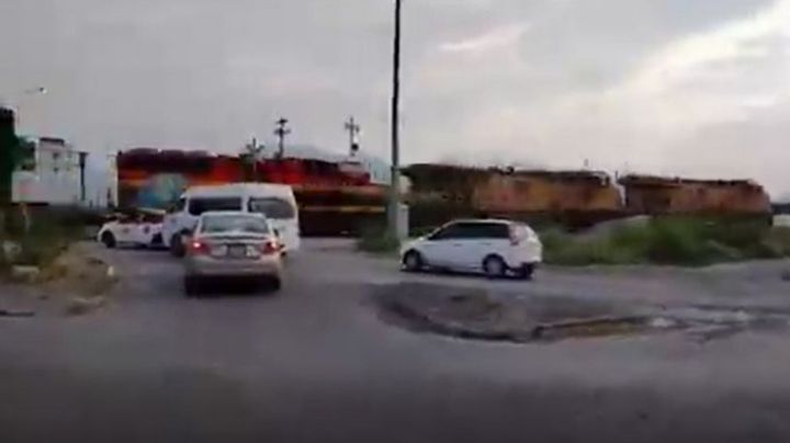 FUERTE VIDEO: Tren embiste a camión de pasajeros en Nuevo León; hay una víctima