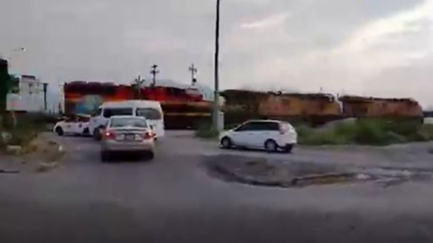 FUERTE VIDEO: Tren embiste a camión de pasajeros en Nuevo León; hay una víctima