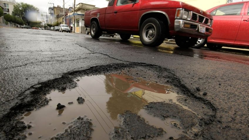 VIDEO: Bache provoca fatídico accidente; motociclista cae y es atropellado por un tráiler