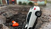 Foto ilustrativa de la nota titulada FOTOS: Fuerte lluvias provocan socavón en Xochimilco; un vehículo cayó en el hoyo