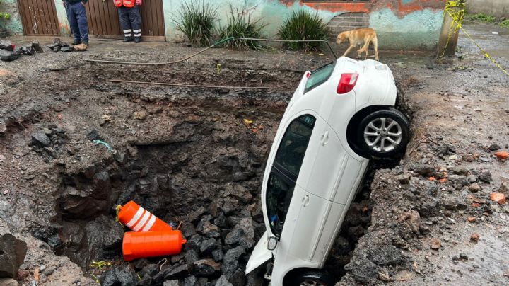 FOTOS: Fuerte lluvias provocan socavón en Xochimilco; un vehículo cayó en el hoyo