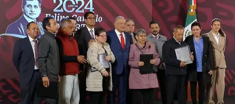 AMLO entregó el complemento de la Pensión para el Bienestar. Foto: Gobierno de México