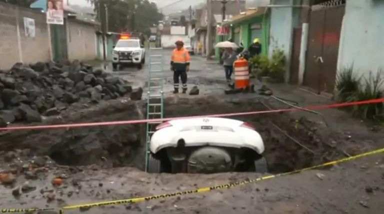 Automóvil cae a socavón en Xochimilco