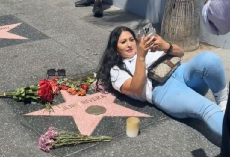 Rodríguez se tomó una foto de cerca con la estrella dedicada a Jenni Rivera