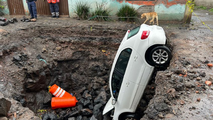 FOTOS: Fuerte lluvias provocan socavón en Xochimilco; un vehículo cayó en el hoyo