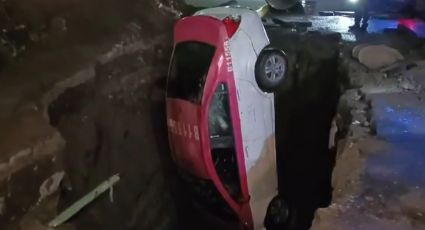 Taxi cae a socavón en Iztapalapa: Autoridades realizan el rescate y acordonan el sitio