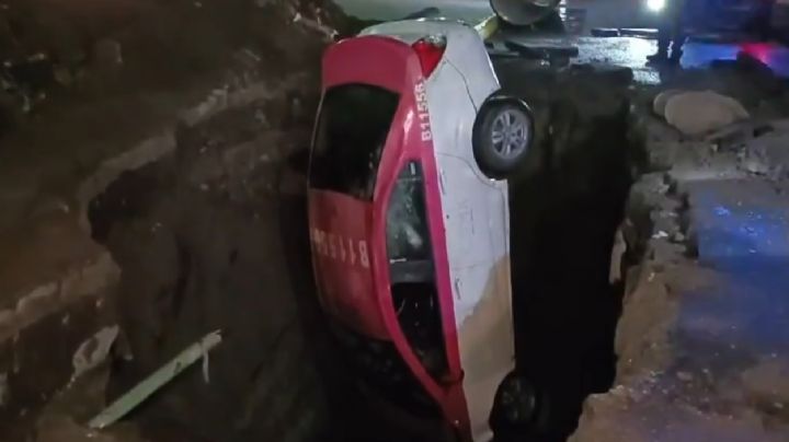 Taxi cae a socavón en Iztapalapa: Autoridades realizan el rescate y acordonan el sitio