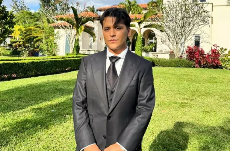 Christian Nodal es nombrado como uno de los más bellos del 2024