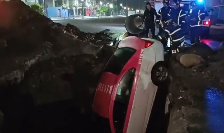Taxi cae en socavón de Iztapalapa