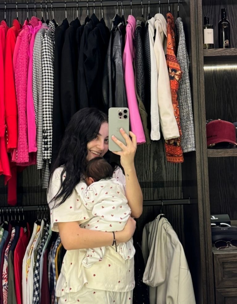 Paola Dalay comparte fotografía de pijama coordinada con Tessa