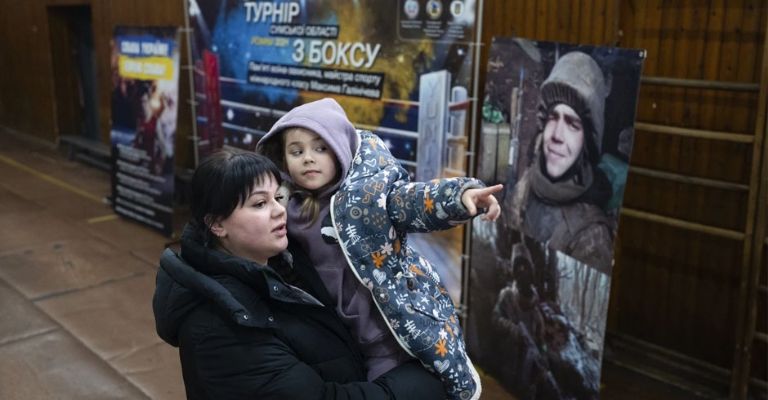 Polina y su hija Vasilisa en el gimnasio