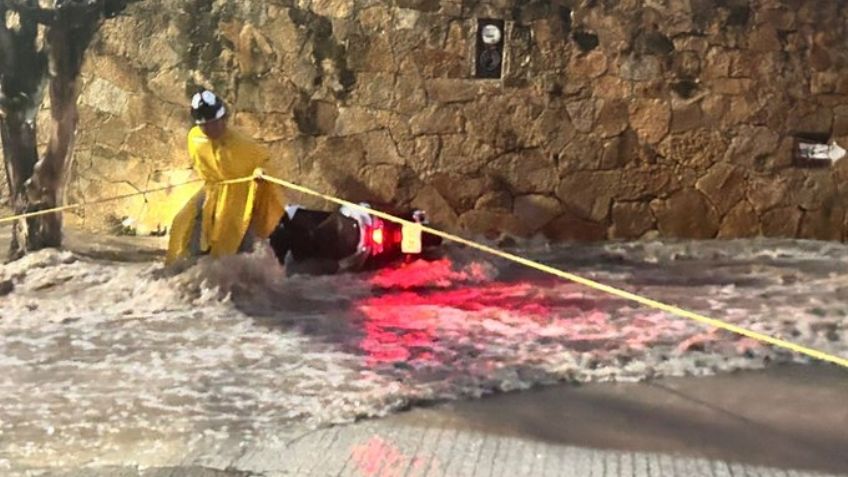 Temporada de lluvias en México: Mujer muere tras caer de su moto y quedar bajo un auto