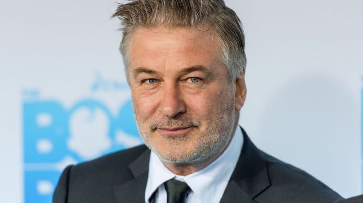 Retiran cargos contra Alec Baldwin por homicidio involuntario; llora al recibir noticia