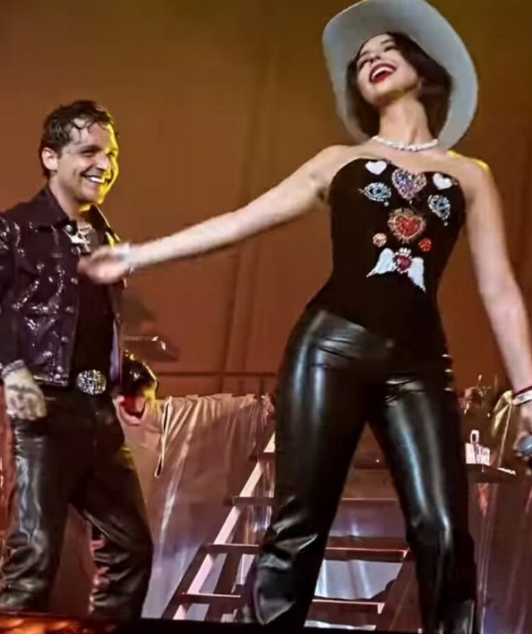 Ángela Aguilar convive con la familia de Nodal