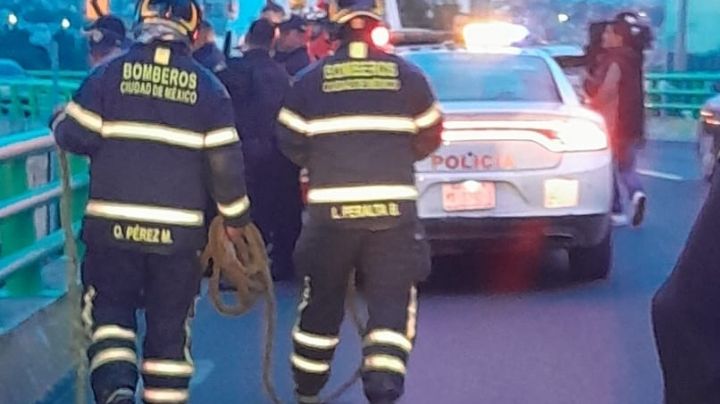 Caos en Periférico Sur: Un hombre intenta arrojarse del segundo piso; cierran la vialidad