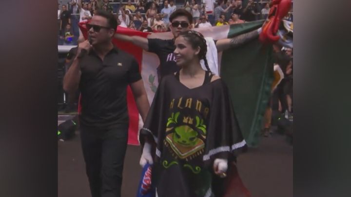 "No mam...": 'Luis Miguel' llega a La Velada del Año con Alana; cantan juntos 'La Bikina'