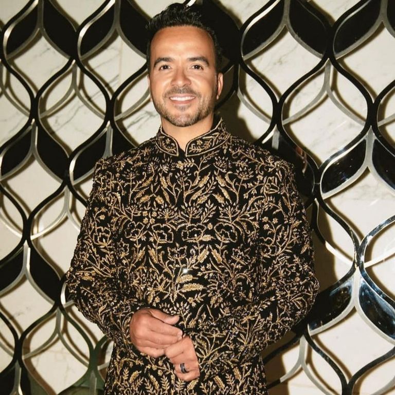 Luis Fonsi en la boda. Foto: Internet