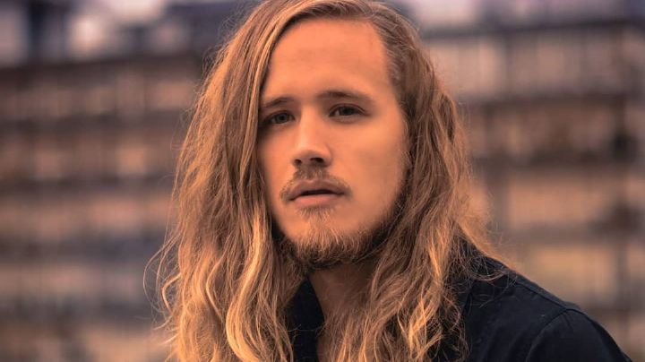 Alemán trata de ocultar su acento para no ser juzgado por mexicanos