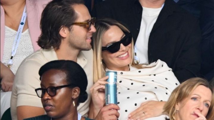 Margot Robbie deja ver su pancita de embarazada por primera vez con elegante 'outfit'