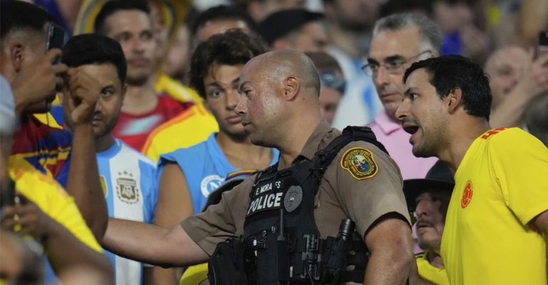 La policía sacó del estadio a quienes no tenían boletos