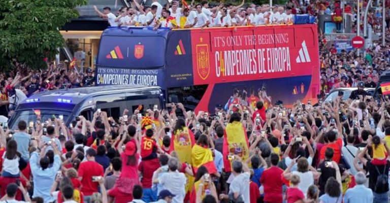 Los jugadores desfilaron a bordo de un autobús