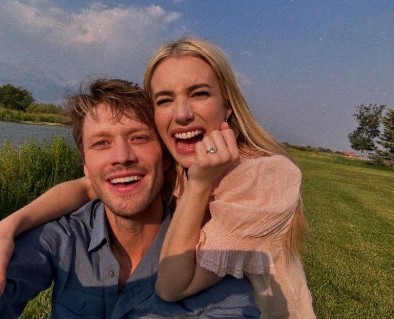 Emma Roberts se compromete