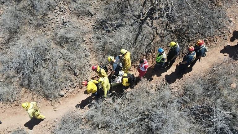 Rescatistas socorren a una persona en el cerro Tetakawi