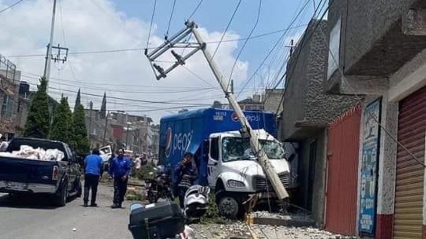 VIDEO: Camión de refrescos se queda sin frenos y se provoca carambola en Tultitlán