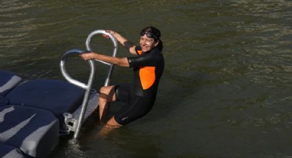 Pone el ejemplo: La alcaldesa de París se baña en el río Sena para mostrar que está limpio