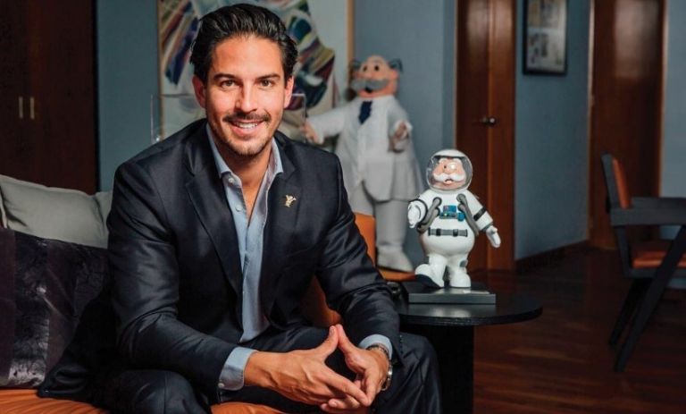 Víctor Gonzáles cuenta con poco más de 300 mil seguidores, entre ellos, Irina Baeva