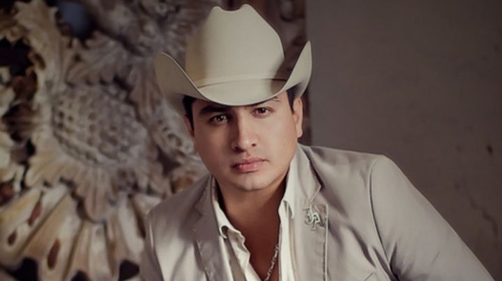 VIDEO: Julión Álvarez sufre acoso y es tocado en sus partes íntimas en pleno concierto