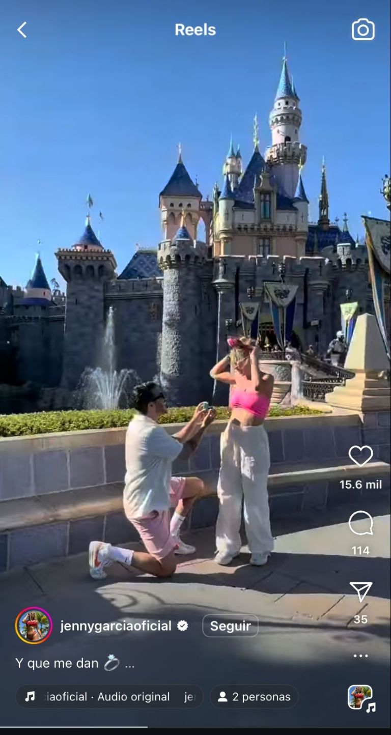 Jenny se llevó las manos a la cabeza al no creer lo que estaba sucediendo