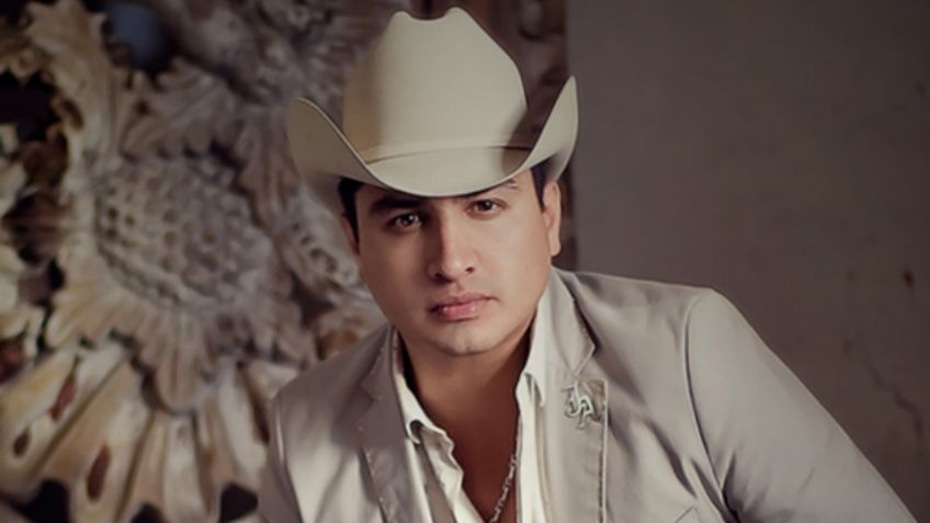 VIDEO: Julión Álvarez sufre acoso y es tocado en sus partes íntimas en pleno concierto