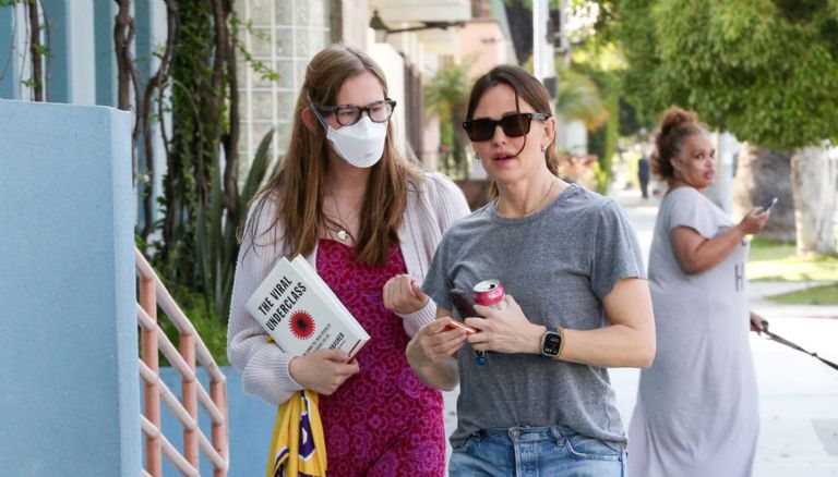 Hija de Ben Affleck es destrozada por pedir que se fortalezcan las medidas contra el Covid-19