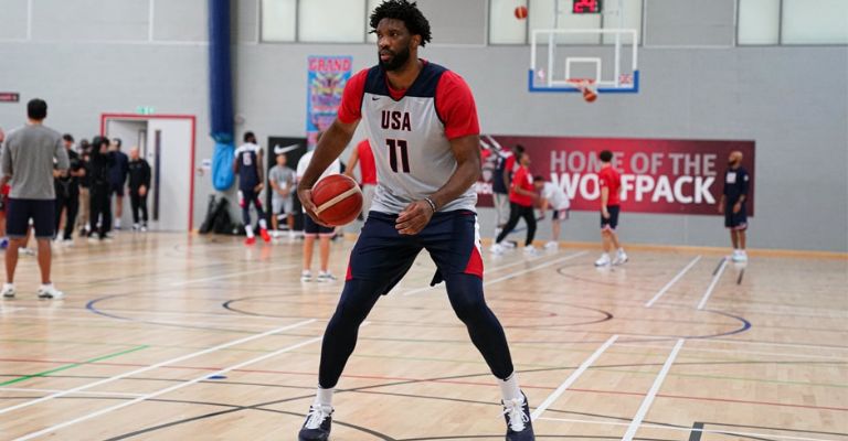 Joel Embiid durante la practica del equipo