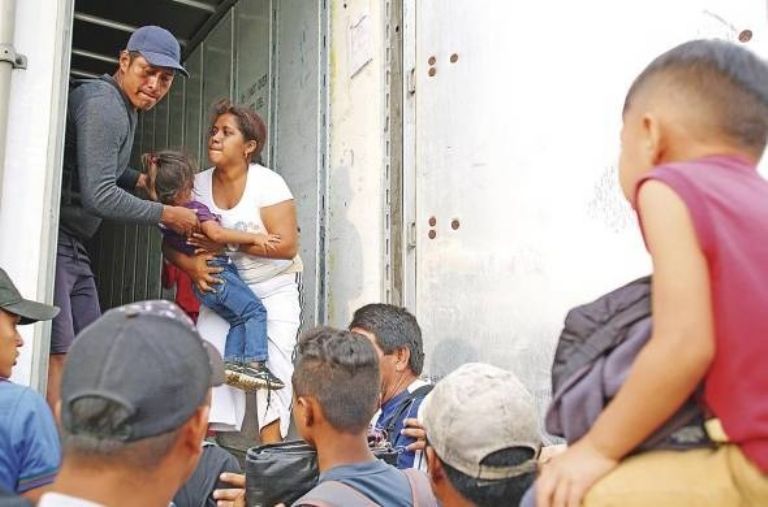 Migrantes bajando de transporte. Foto ilustrativa