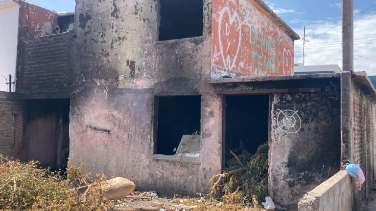 Incendio de casas abandonadas y pasto seco suben hasta un 100%