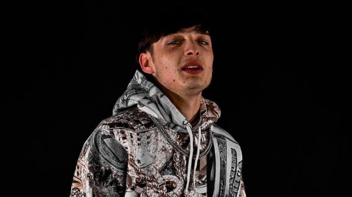 Al estilo Christian Nodal: Peso Pluma se tatúa nombre de su novia a días de su romance