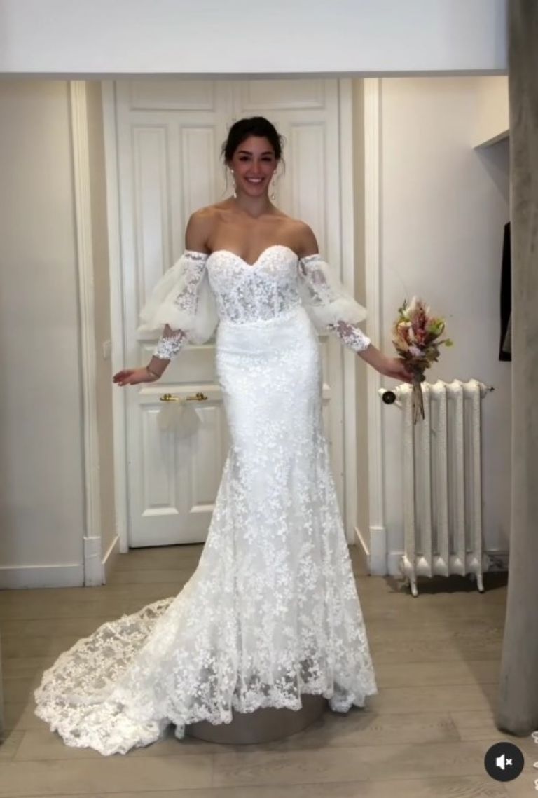 Hace unos meses, se probó varios vestidos de novia como parte de una promoción para una marca