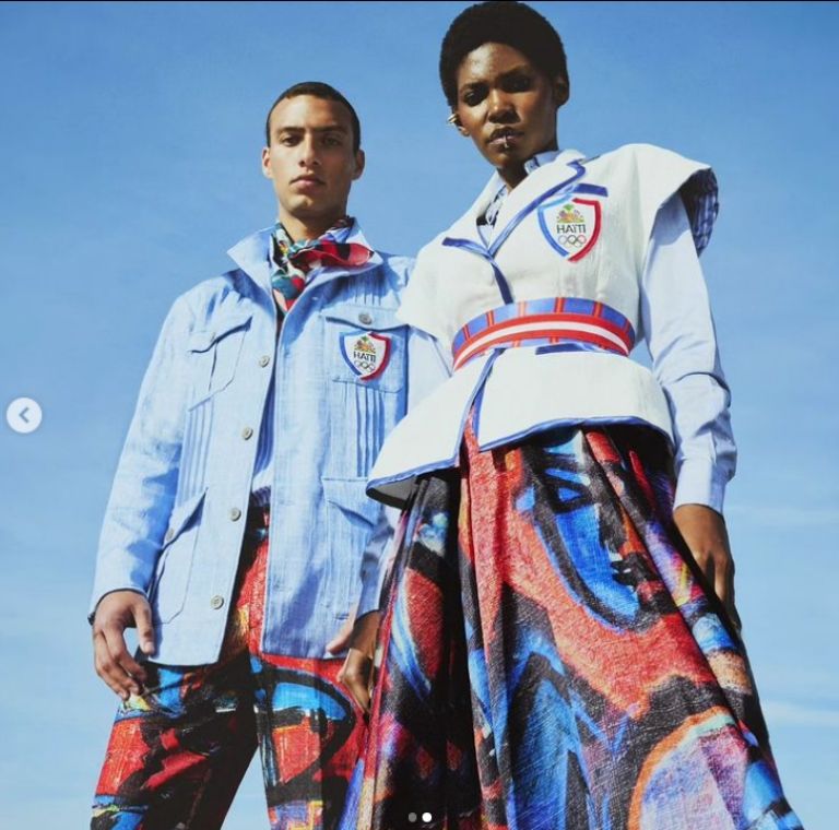 Los uniformes presumen un colorido patrón étnico