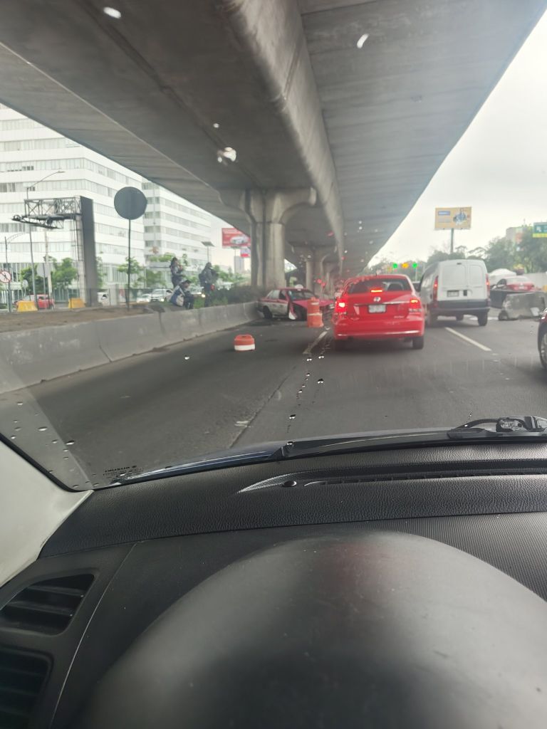 Taxi abandonado en Periférico genera caos