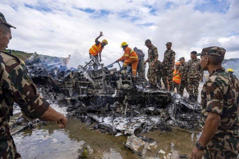 Avión se desploma en Nepal y deja 18 muertos