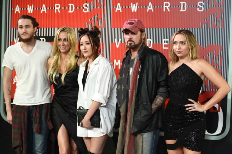 Cyrus y algunos de sus hijos