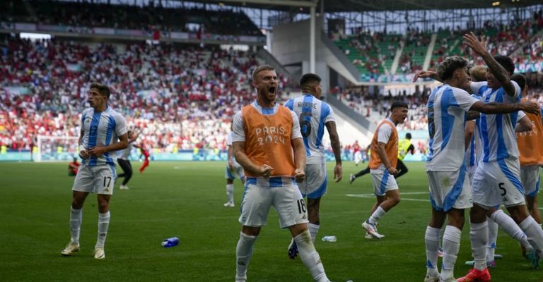 Los argentinos festejaron el gol del empate, que luego fue anulado