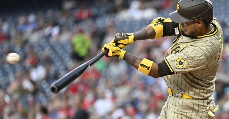 Luis Arraez conecta un hit para San Diego