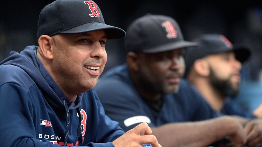 Se queda; Alex Cora y Boston firman extensión contractual por tres años